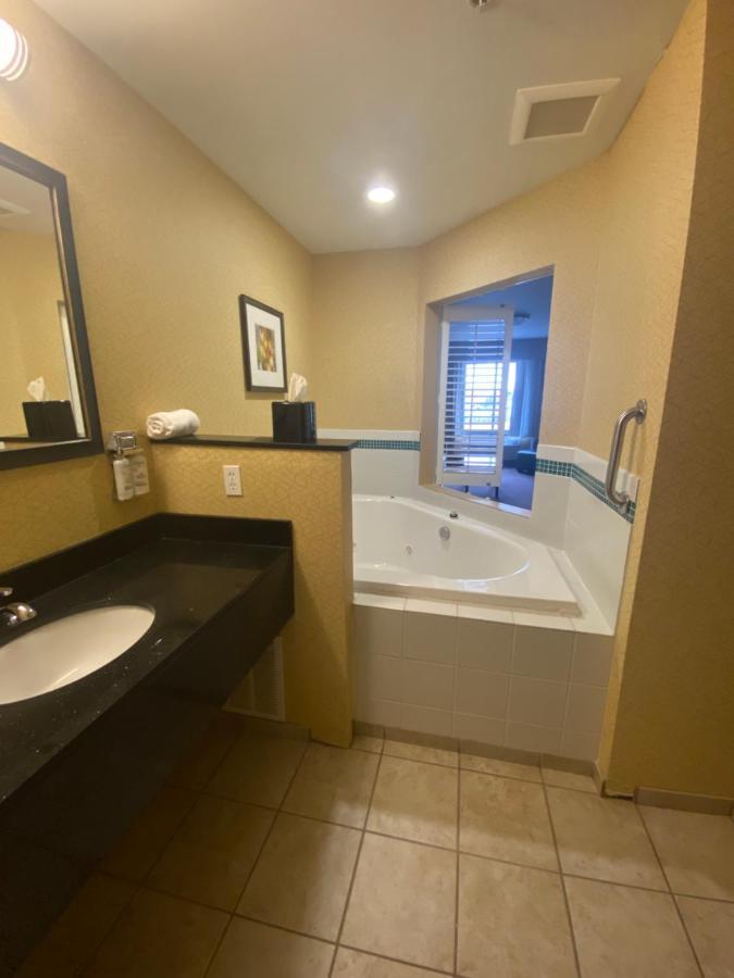 Holiday Inn Express And Suites Detroit North-Troy By Ihg Buitenkant foto